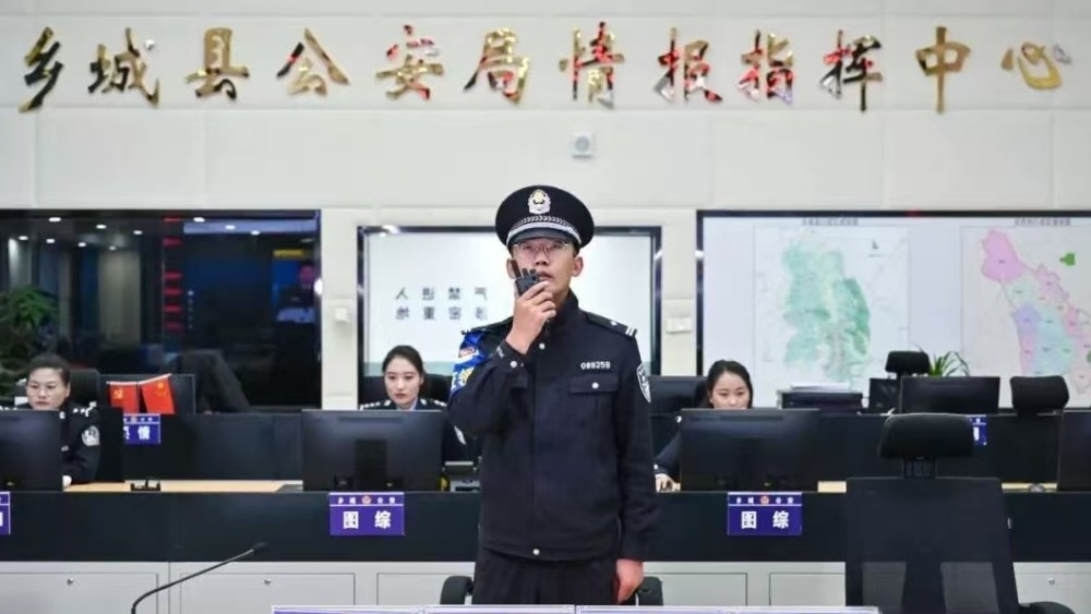 【春节我在岗】甘孜乡城110：守护不“打烊”，用“声音”护平安！