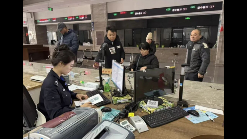 吉林省珲春市公安局：政务服务不打烊 暖心办证惠民生