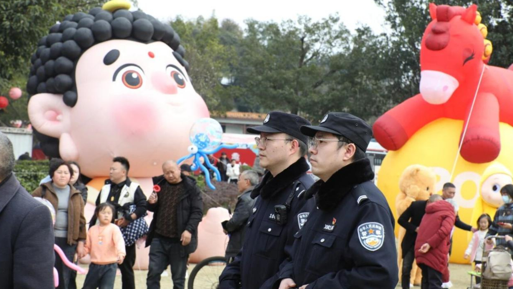 乐山市中区公安：春节“不打烊”，绘就平安温暖“年画卷”