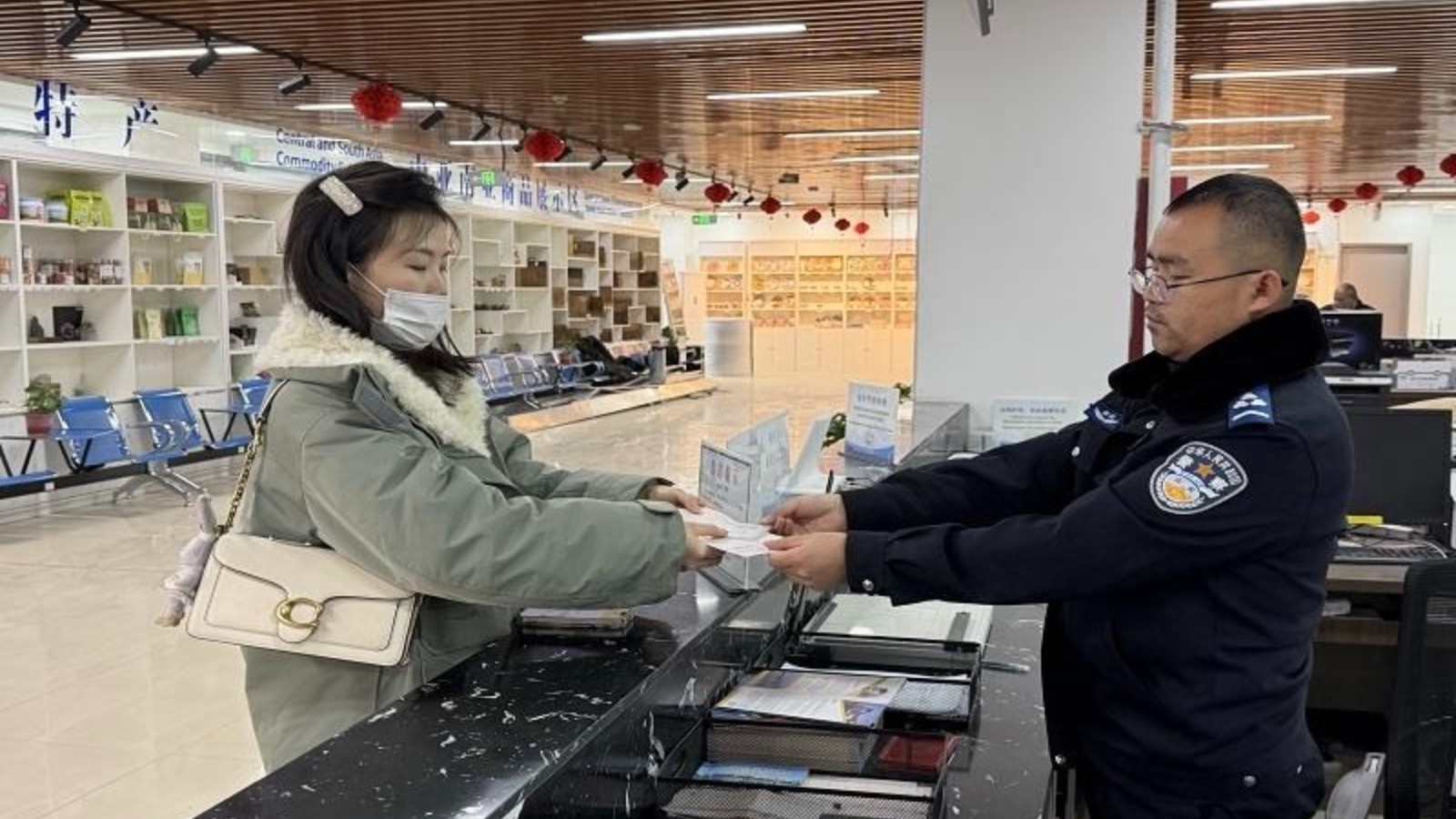 坚守为民初心 优化便民服务 喀什公安出入境擦亮服务名片