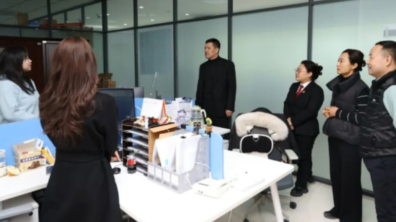 吉林长春新区法院领导班子春节后首个工作日走访慰问全院干警