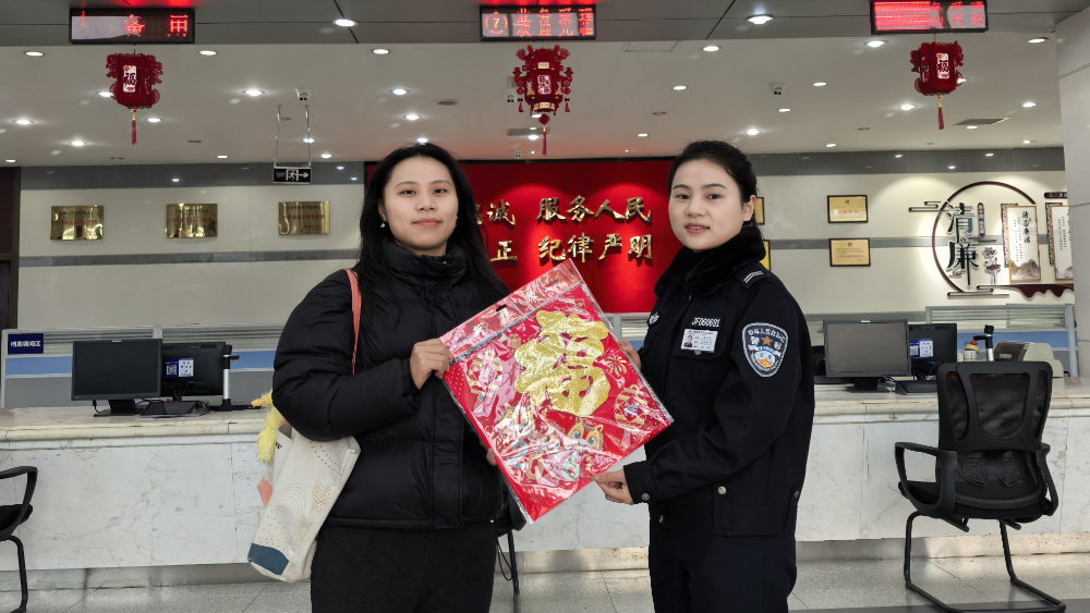 荧光映归途 温情护团圆——四川岳池交警春节暖心关爱纪实