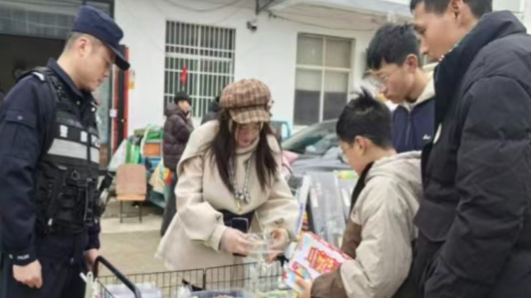 年味里守平安 民警庙会摆摊普及反诈知识