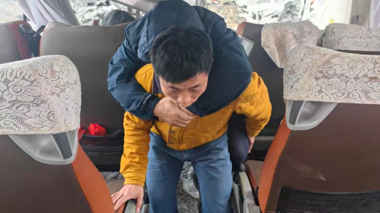 生死时刻显担当！海警执法员勇救30余名车祸被困群众