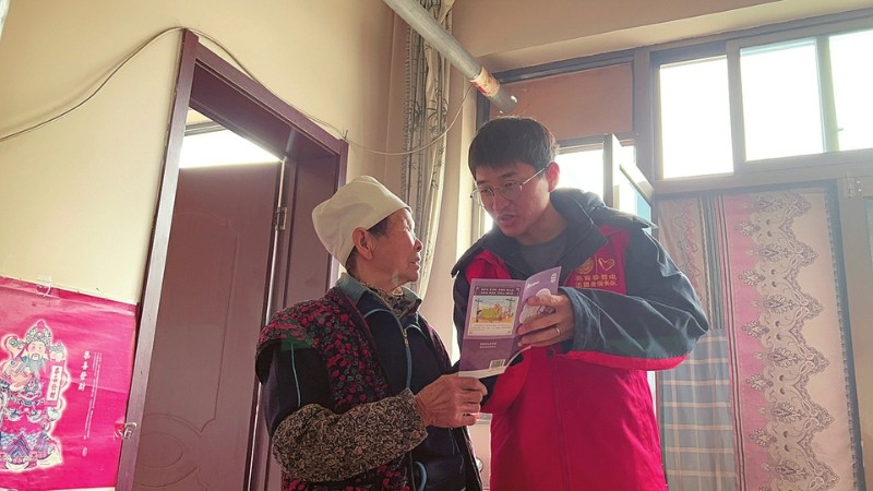 国网晋中供电公司胡村供电所员工——入户排查隐患 保障用电安全