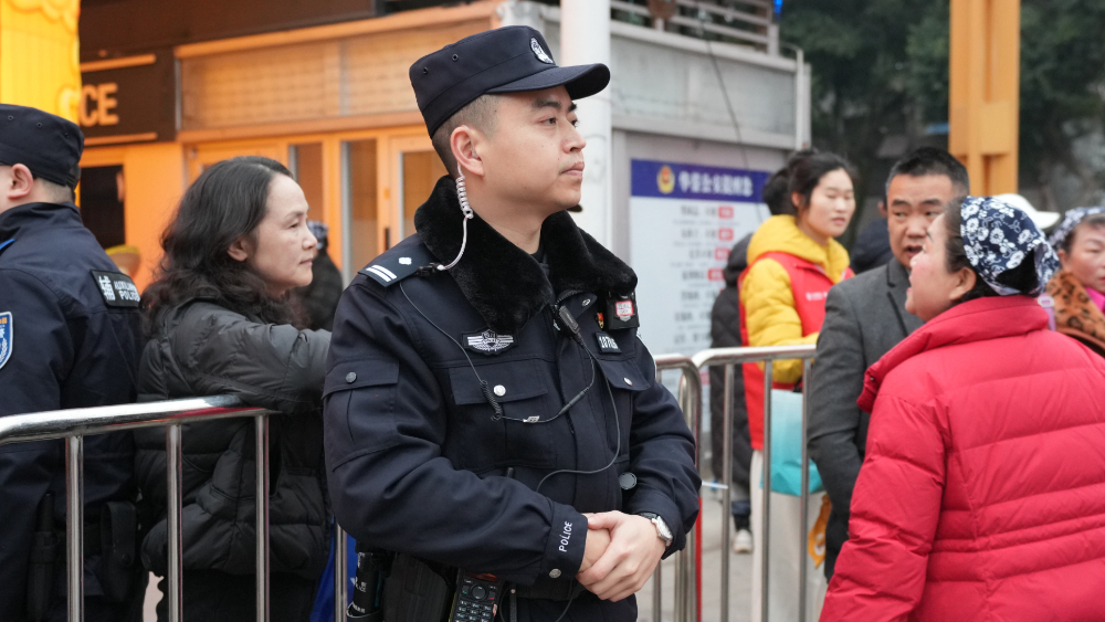 以“党旗红”引领“警察蓝”，四川华蓥公安绘就春节最美平安底色