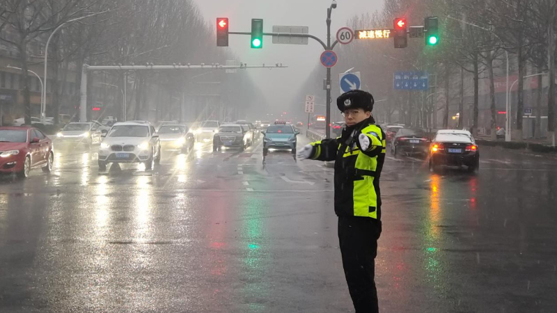 春雨逢春雪 淄博张店交警坚守一线保畅通