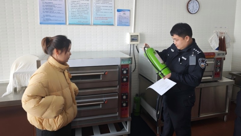 新疆伊宁市公安局汉宾乡派出所：隐患排查不松懈 护航校园开学季