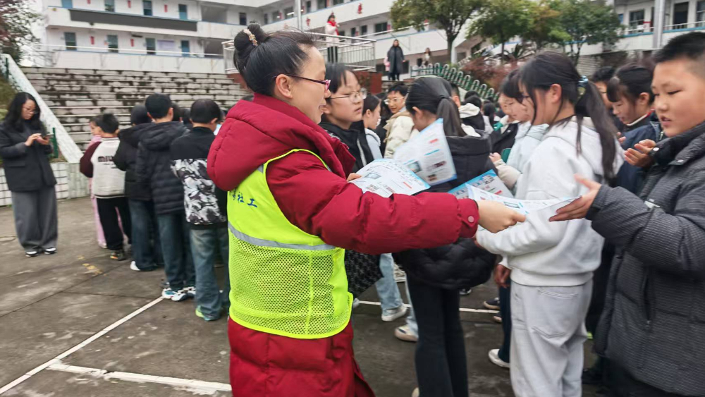 四川华蓥市阳和镇：新春禁毒“第一课”进校园 守护青春不“毒”行