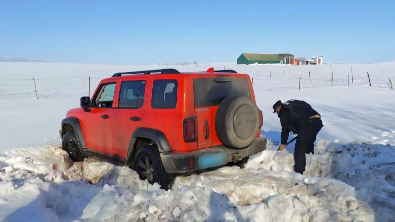 新疆伊犁边境管理支队洪纳海边境派出所：游客驾车陷雪坑 民警救援暖人心