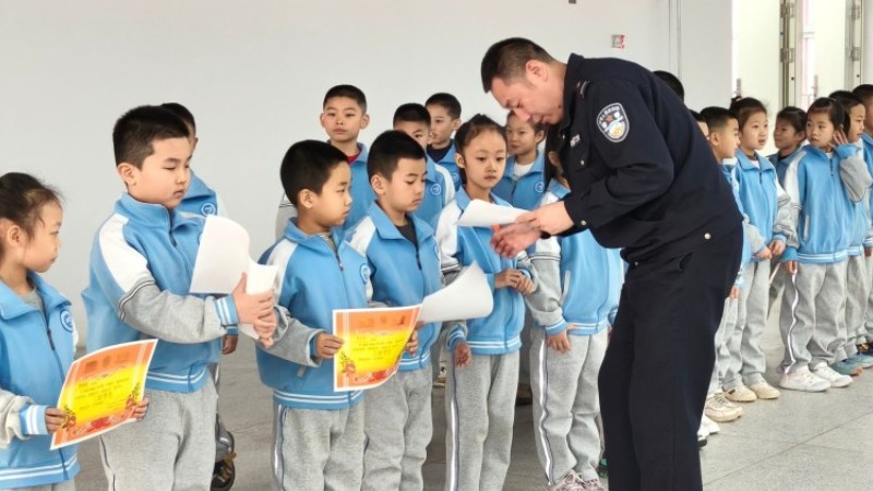 新疆乌鲁木齐市公安局高新区（新市区）分局多措并举筑牢校园安全防线 　　
