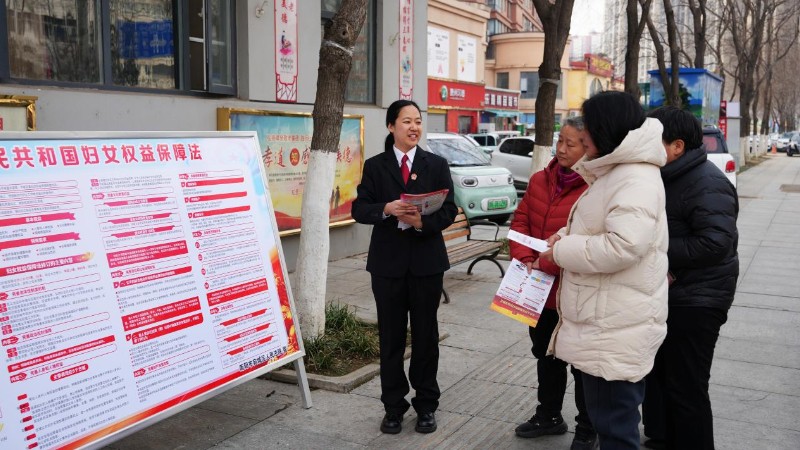 河南省南阳市宛城区法院：法治护航“她”权益  普法暖心迎“三八”