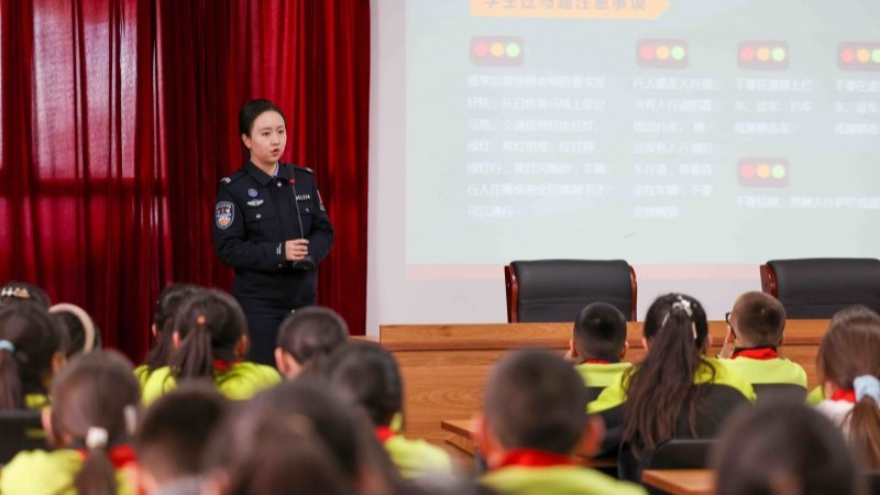新疆阿勒泰边境管理支队吐尔洪边境派出所：民警进校园，系好新学期“安全带”