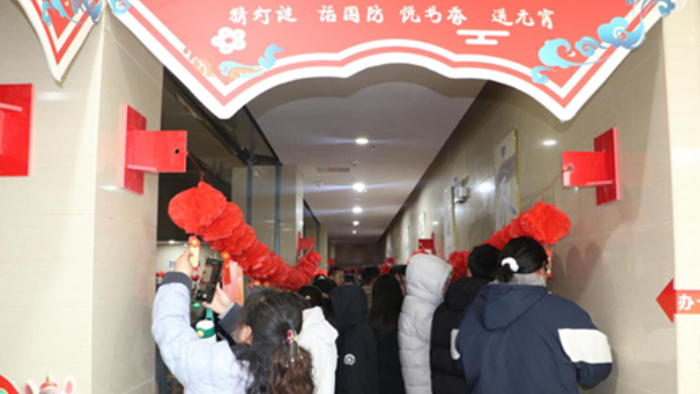 反诈灯谜闹元宵 民警送福传平安