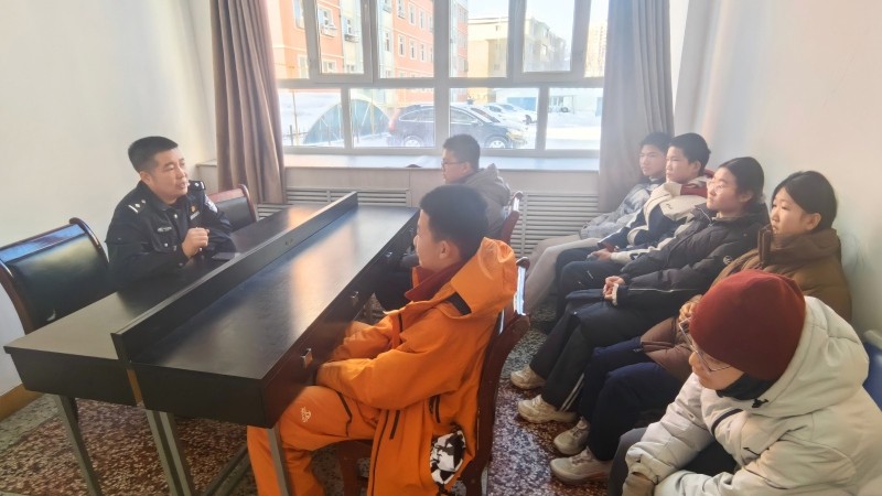 新疆阿勒泰市公安局：滑雪安全小课堂+雪场守护 让青少年冰雪运动更有“安全感”