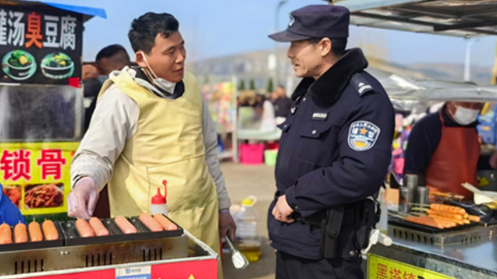 元宵庙会闹新春 民警执勤护平安