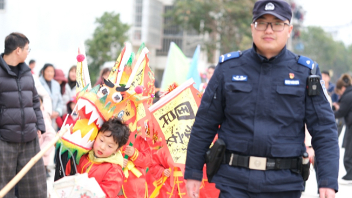 藏蓝守护闹元宵 警园联动暖童心