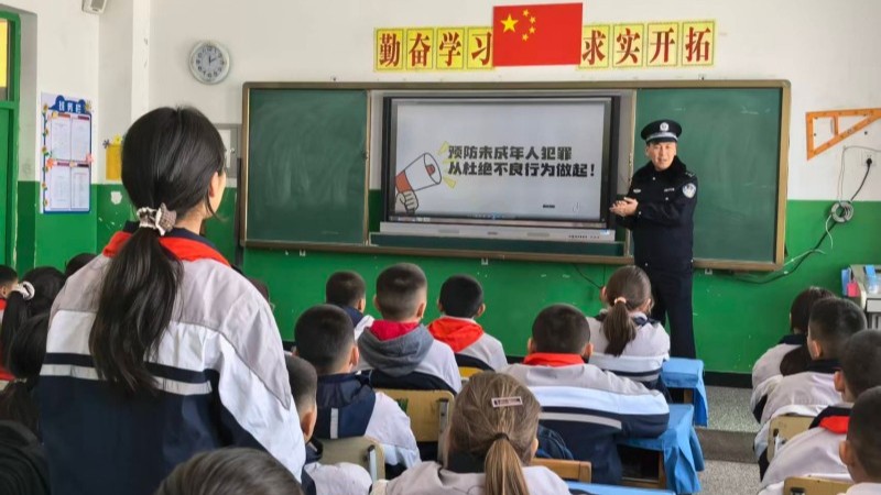 新疆新源县公安局开展“开学第一课”安全法治宣传活动