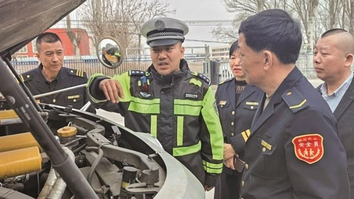 筑牢校园出行安全屏障 平罗交警送校车安全知识进校园