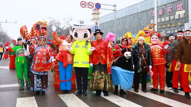 新疆霍城县公安局开展“民俗+普法”宣传暖元宵主题宣传活动