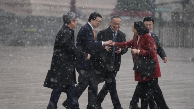 走在春雪中的全国人大代表