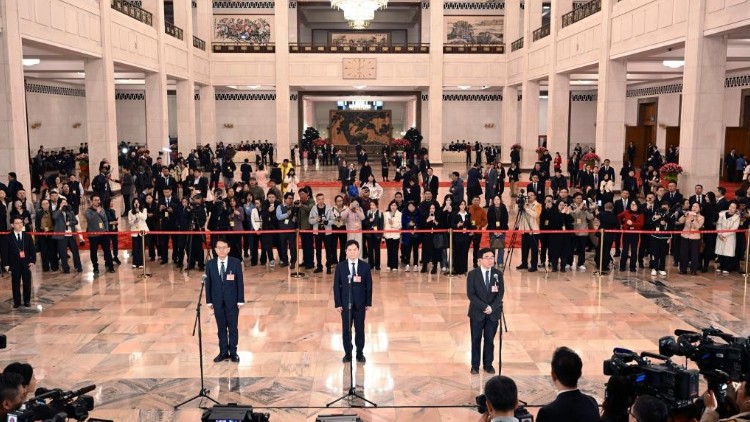 全国政协十四届四次会议首场“委员通道”集体采访活动举行
