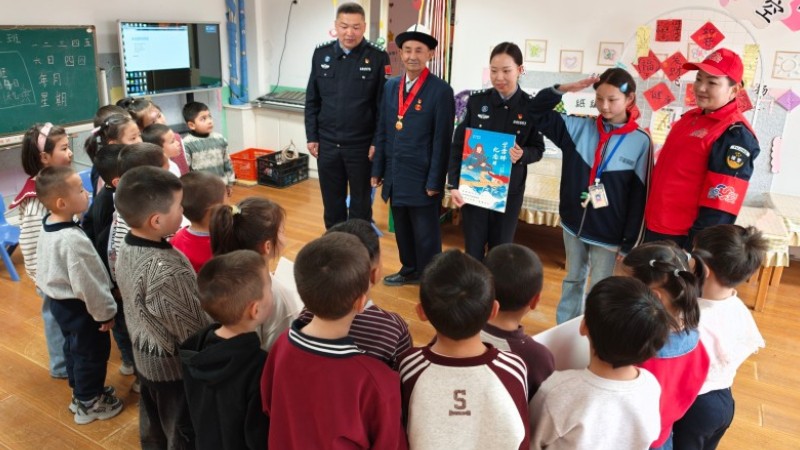新疆克州边境管理支队恰提铁列克边境派出所开展学雷锋主题宣传服务活动