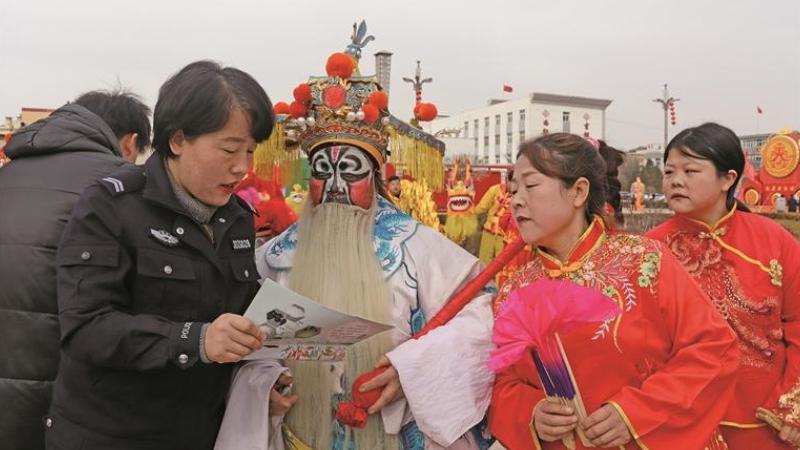 西吉县社火表演现场 禁毒宣传融入传统文化