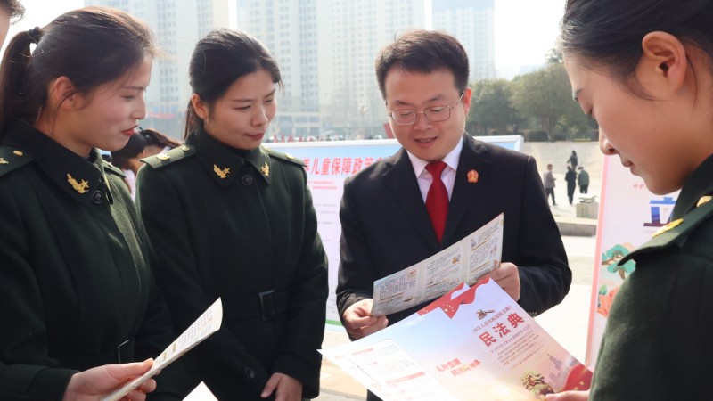 河南省邓州市法院： 传承雷锋精神，守护万家“她”权益