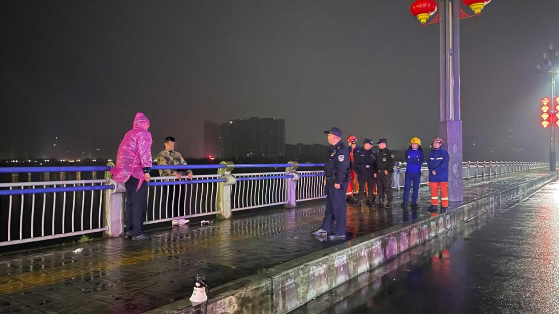 元宵雨夜，四川乐山民辅警三小时生死救援挽救轻生男子
