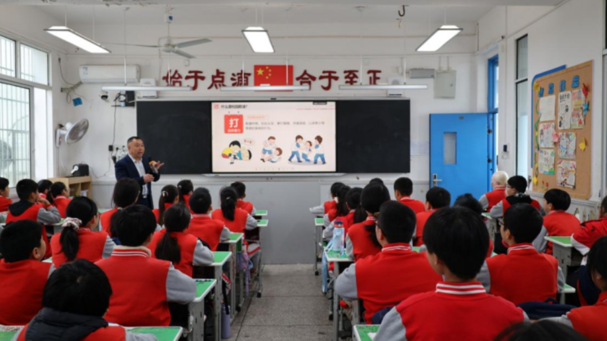 青春校园  法治护航――广安市广安区“送法进校园”走进东方小学点亮开学第一课