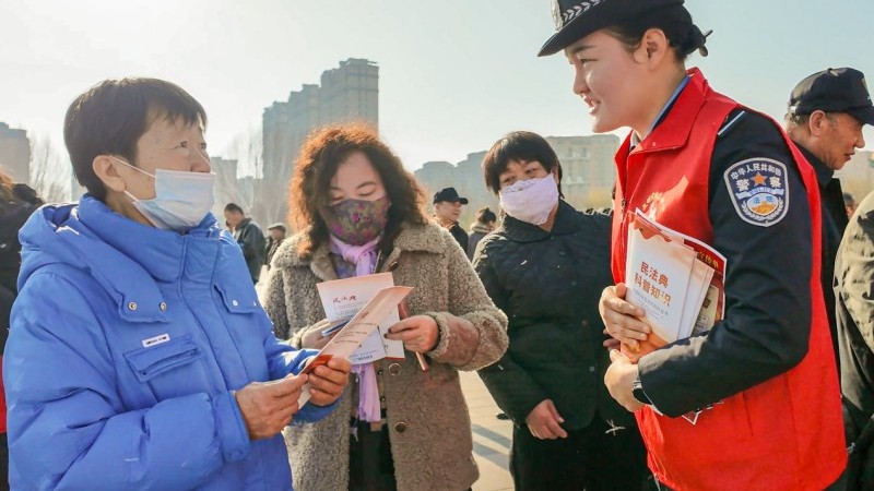 新疆伊宁市人民法院：“法暖民心”志愿服务队在公园“摆摊”普法