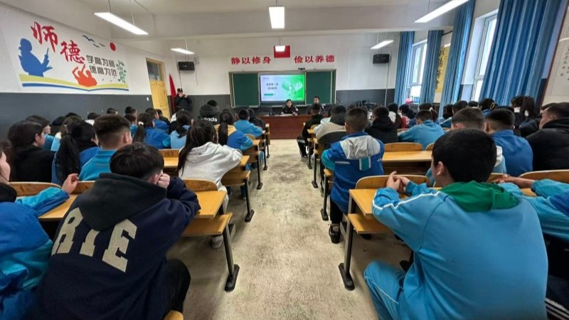新疆昭苏县多部门联动开展“法治校园”系列宣传活动