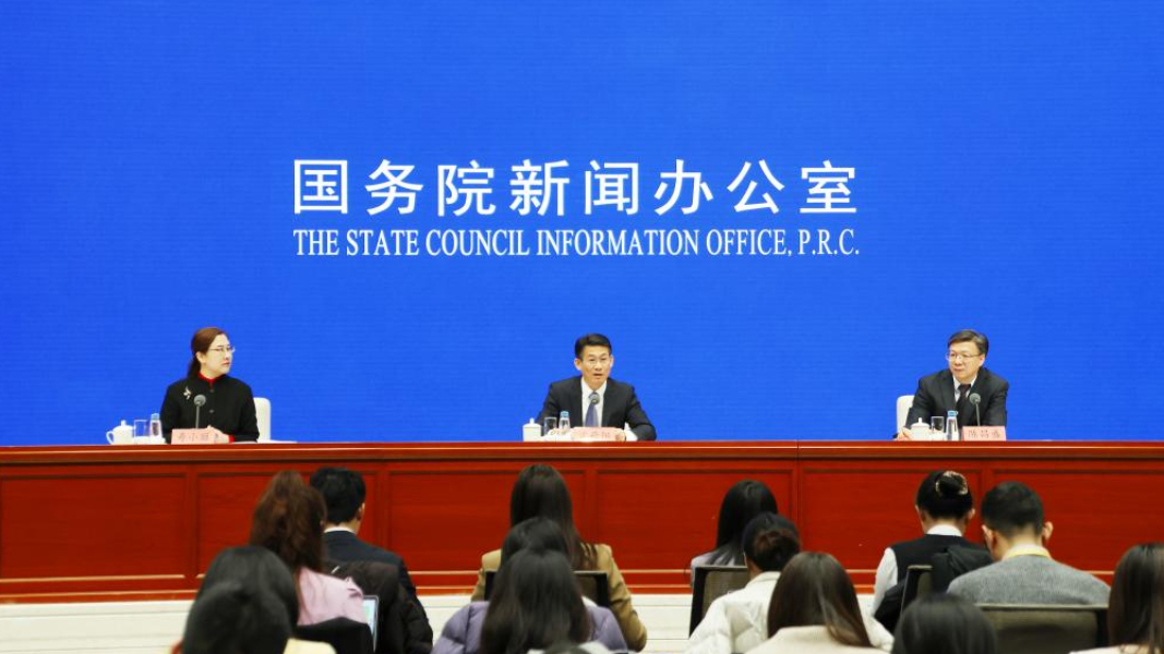 今年经济增速预期目标：“既跳起来摸高、又稳得住步伐”