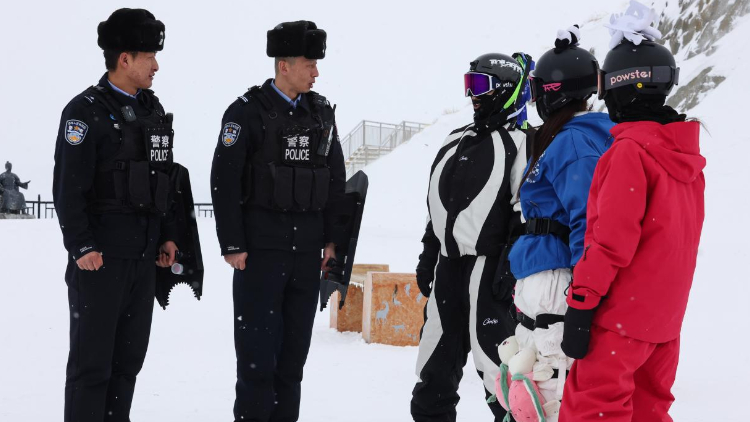 滑雪场上“警”色暖