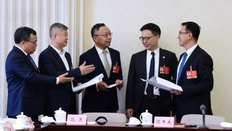 社会科学界别的律师委员在会前讨论交流