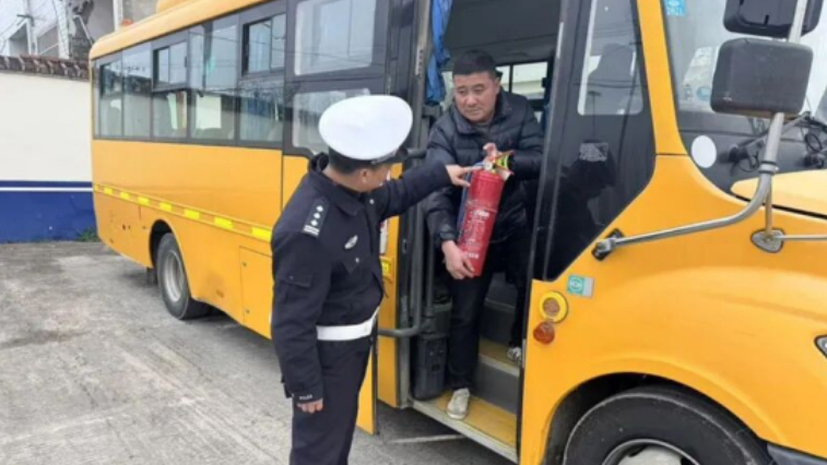 安徽泗县严把校车“体检”关 护航平安上学路