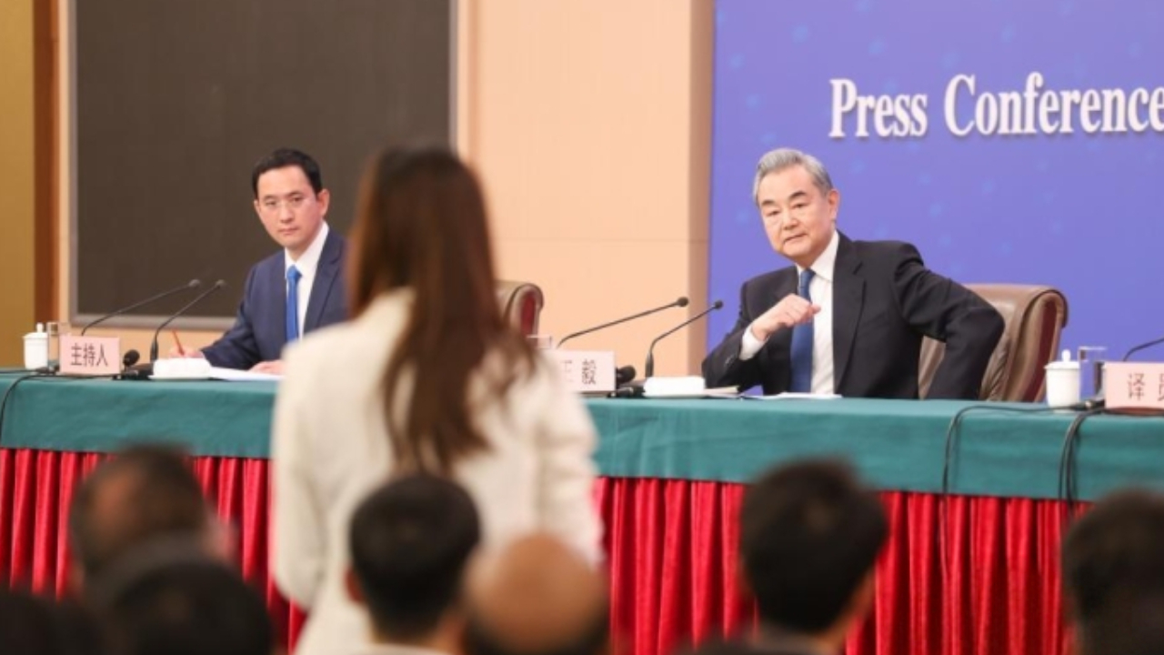 王毅：绝不允许早已光复的台湾分裂出去