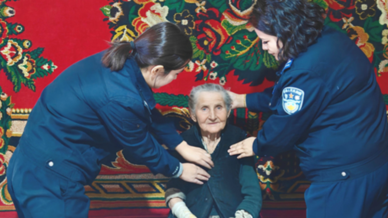 90后辅警“姐妹花” 服务送到群众家门口