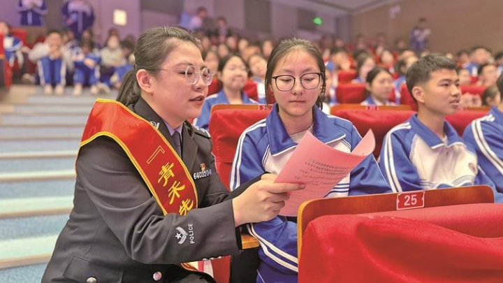 监狱警察李潇冉：把管教案例带到普法课堂
