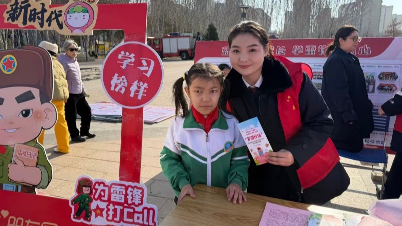新疆伊宁市“蓝丝带”志愿服务队被授旗授牌！普法宣传点亮文明集市