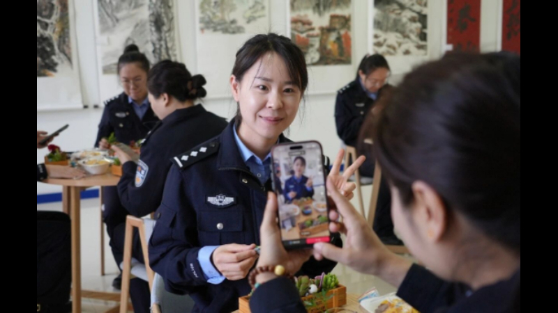 警徽映红妆 暖心筑芳华——吉林省松原市公安局开展“三八”国际妇女节系列关爱活动