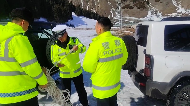 新疆霍城县公安局：游客自驾游遇困 交警紧急救援