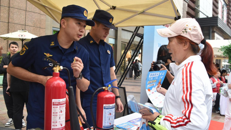海口龙华消防以“3.5学雷锋日”为契机开展消防宣传志愿服务活动