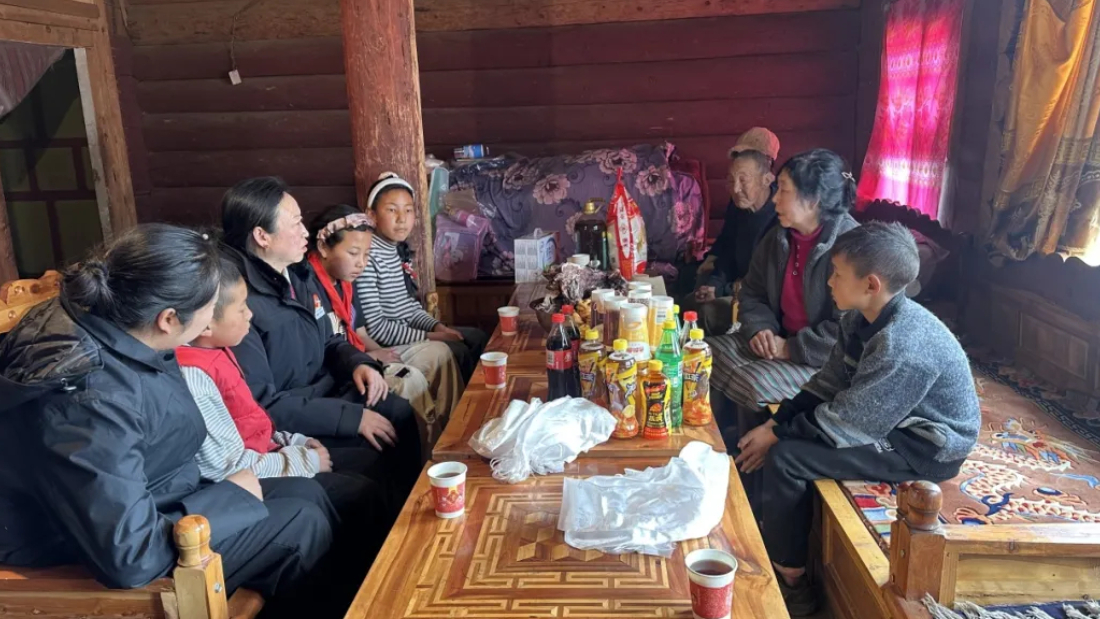 甘孜县法院“正义雪莲”女子团队温情回访 用司法爱心守护困境儿童成长