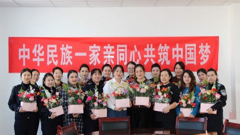 警花绽放别样红——新疆伊宁市公安局以“法”为礼 情暖三八节