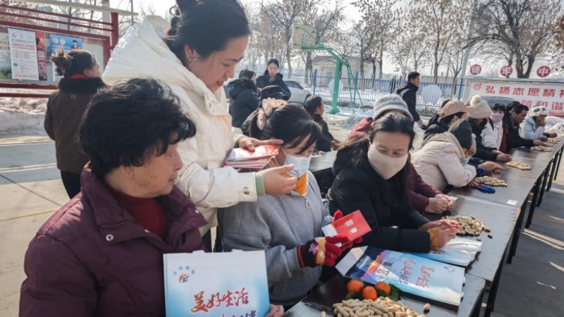 新疆生产建设兵团第七师胡杨河市一二四团司法所开展“法护芳华·情暖三八”普法活动