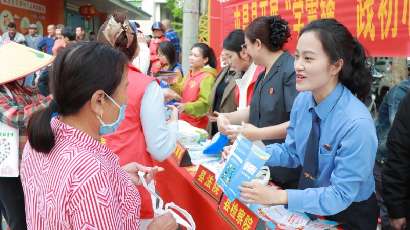 海南屯昌检察院开展“学雷锋 践初心 守使命 助自贸”主题普法宣传活动