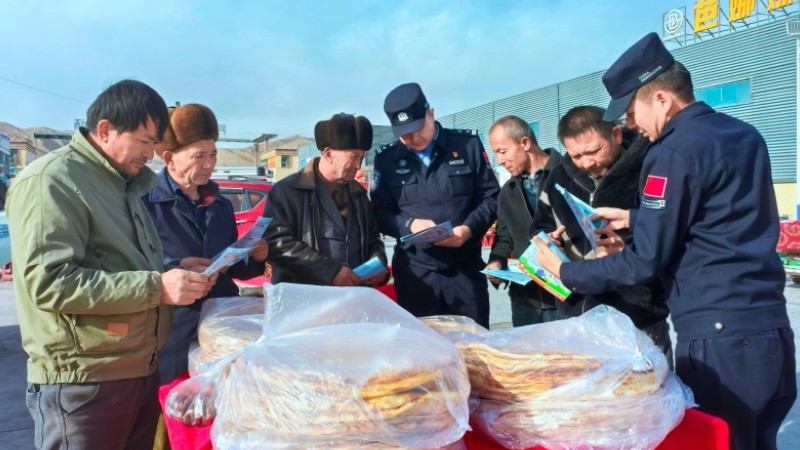 新疆克州边境管理支队恰提铁列克边境派出所：集市普法忙 法治入民心