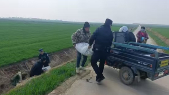 老人骑三轮车侧翻沟底 警民携手暖心救助